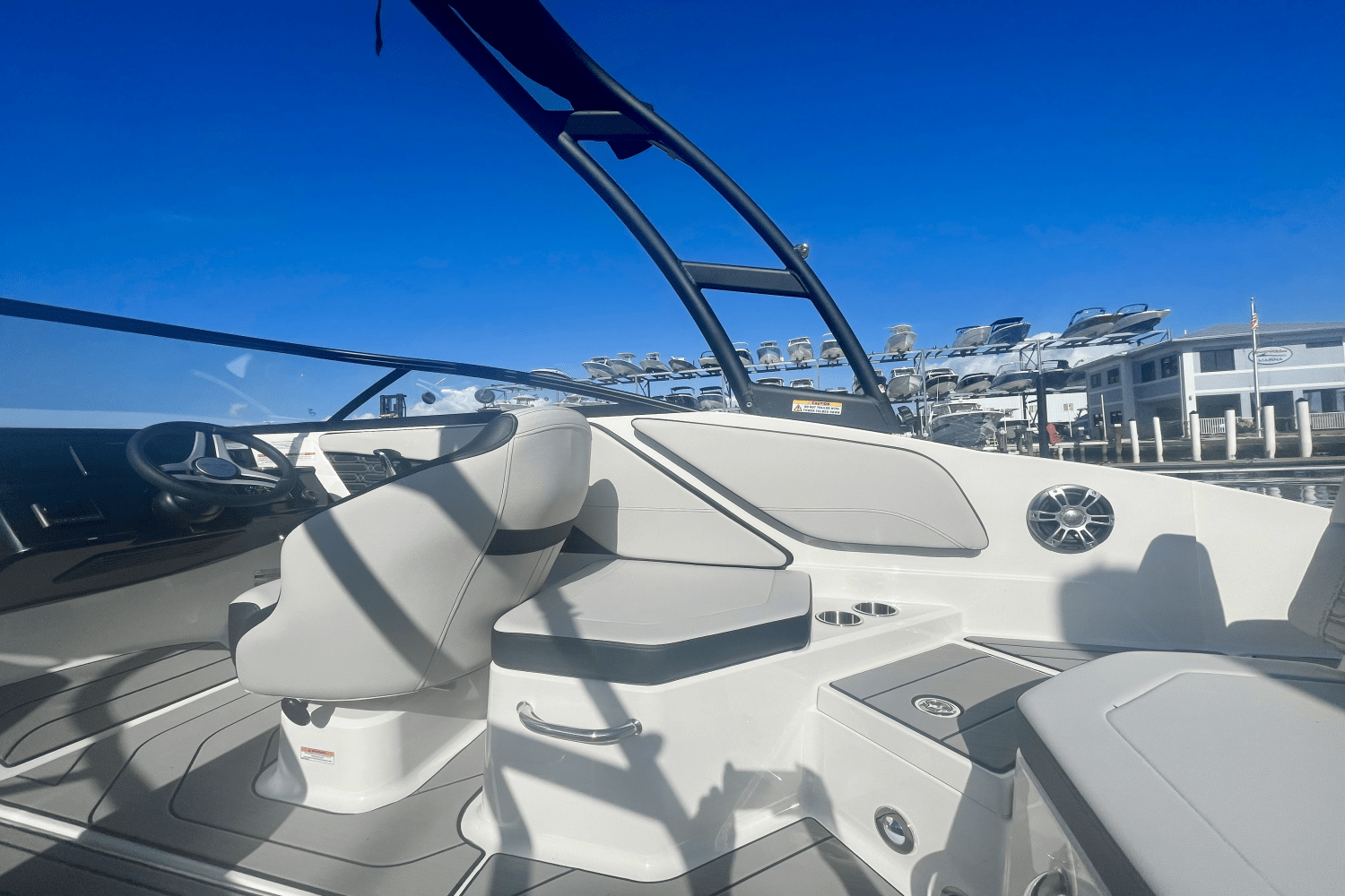 Slide: The Image of Sea Ray SPX 210 Outboard 2025 - 8