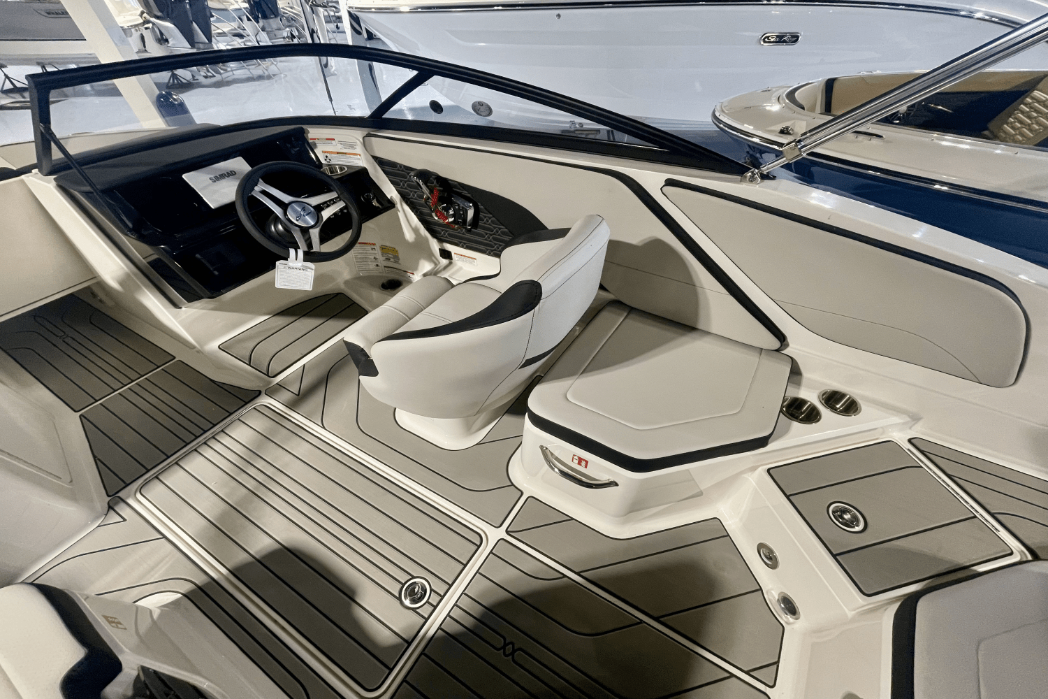 Slide: The Image of Sea Ray SPX 210 Outboard 2025 - 9