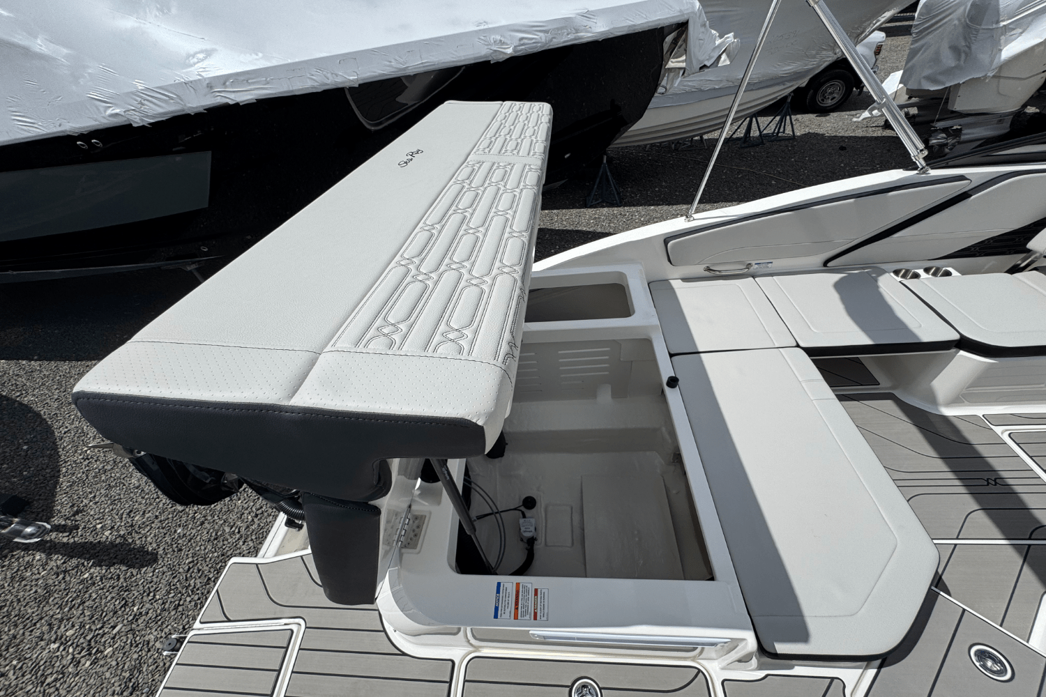 Slide: The Image of Sea Ray SPX 210 Outboard 2025 - 9