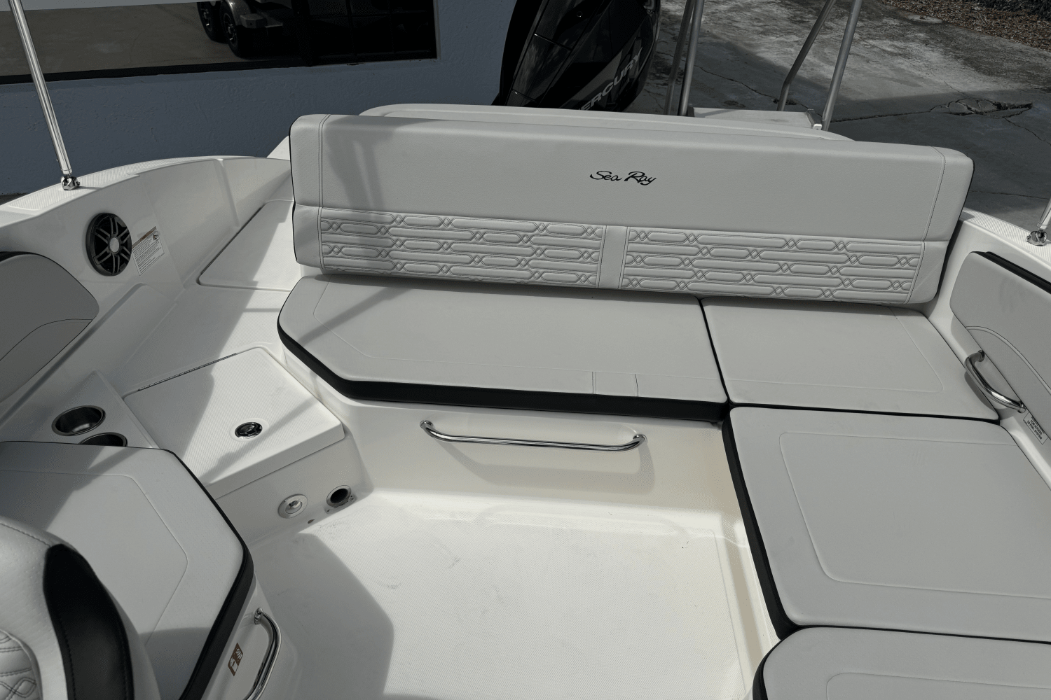 Slide: The Image of Sea Ray SPX 210 Outboard 2025 - 9