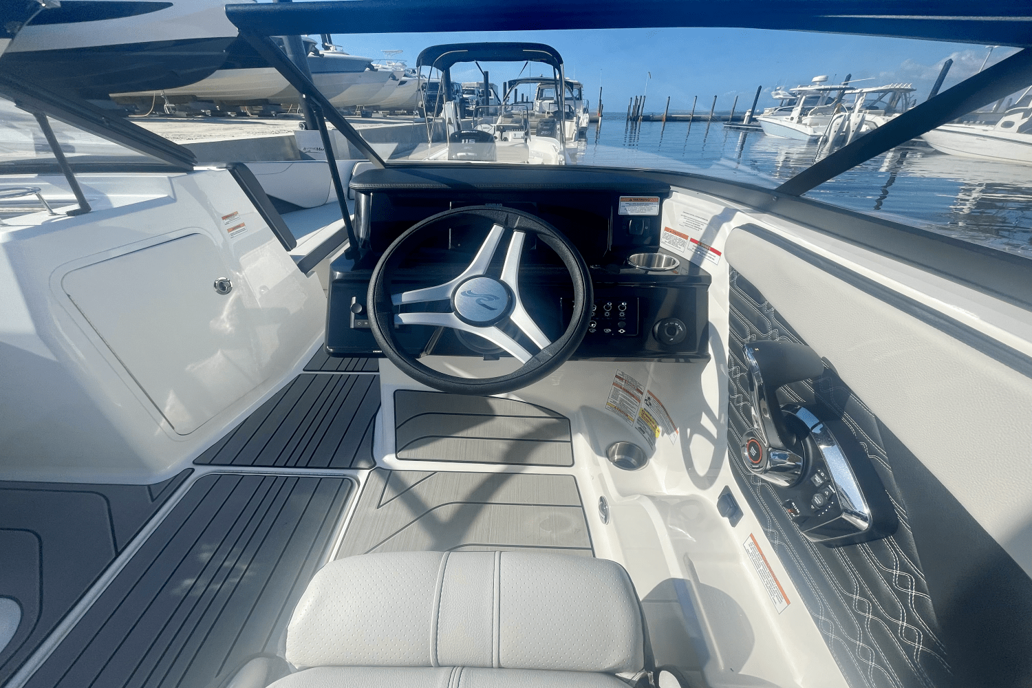 Slide: The Image of Sea Ray SPX 210 Outboard 2025 - 9