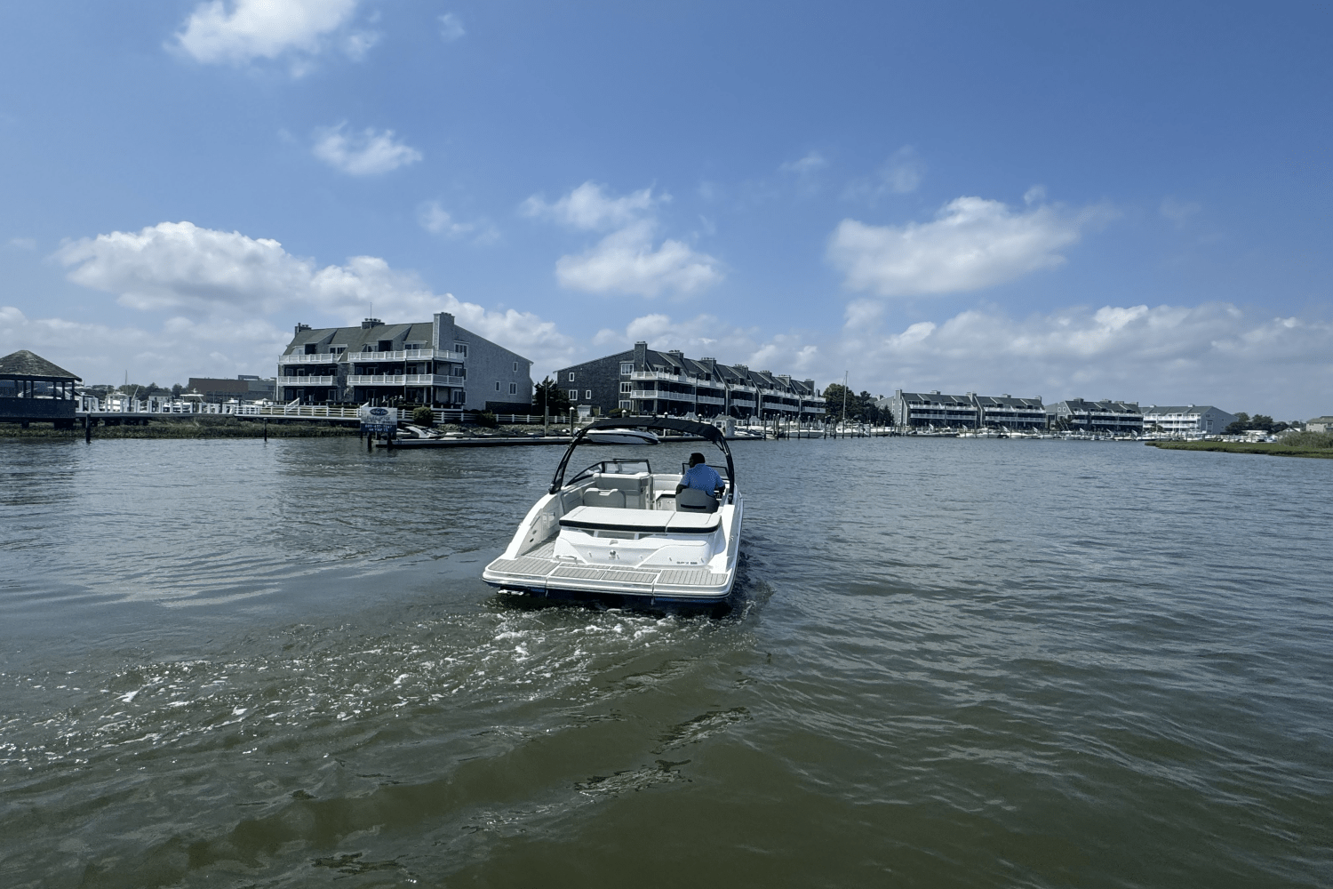 Slide: The Image of Sea Ray SPX 230 2025 - 10