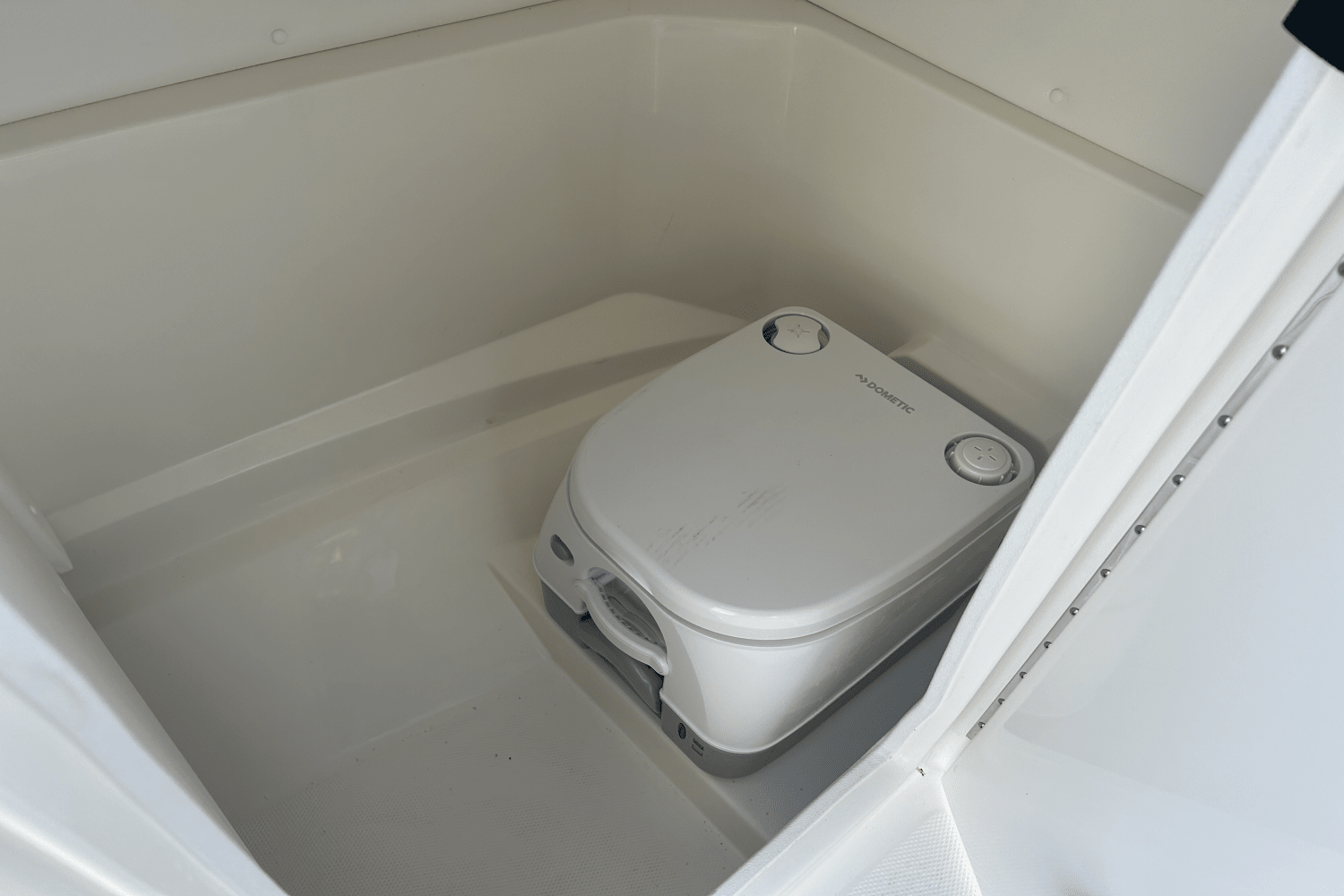 Slide: The Image of Sea Ray SPX 230 2025 - 10