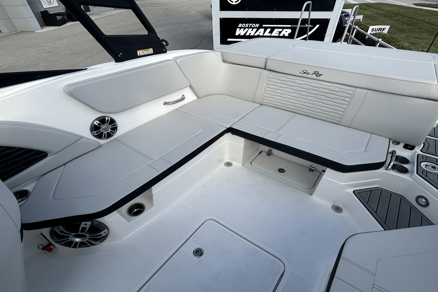 Slide: The Image of Sea Ray SPX 230 2025 - 11