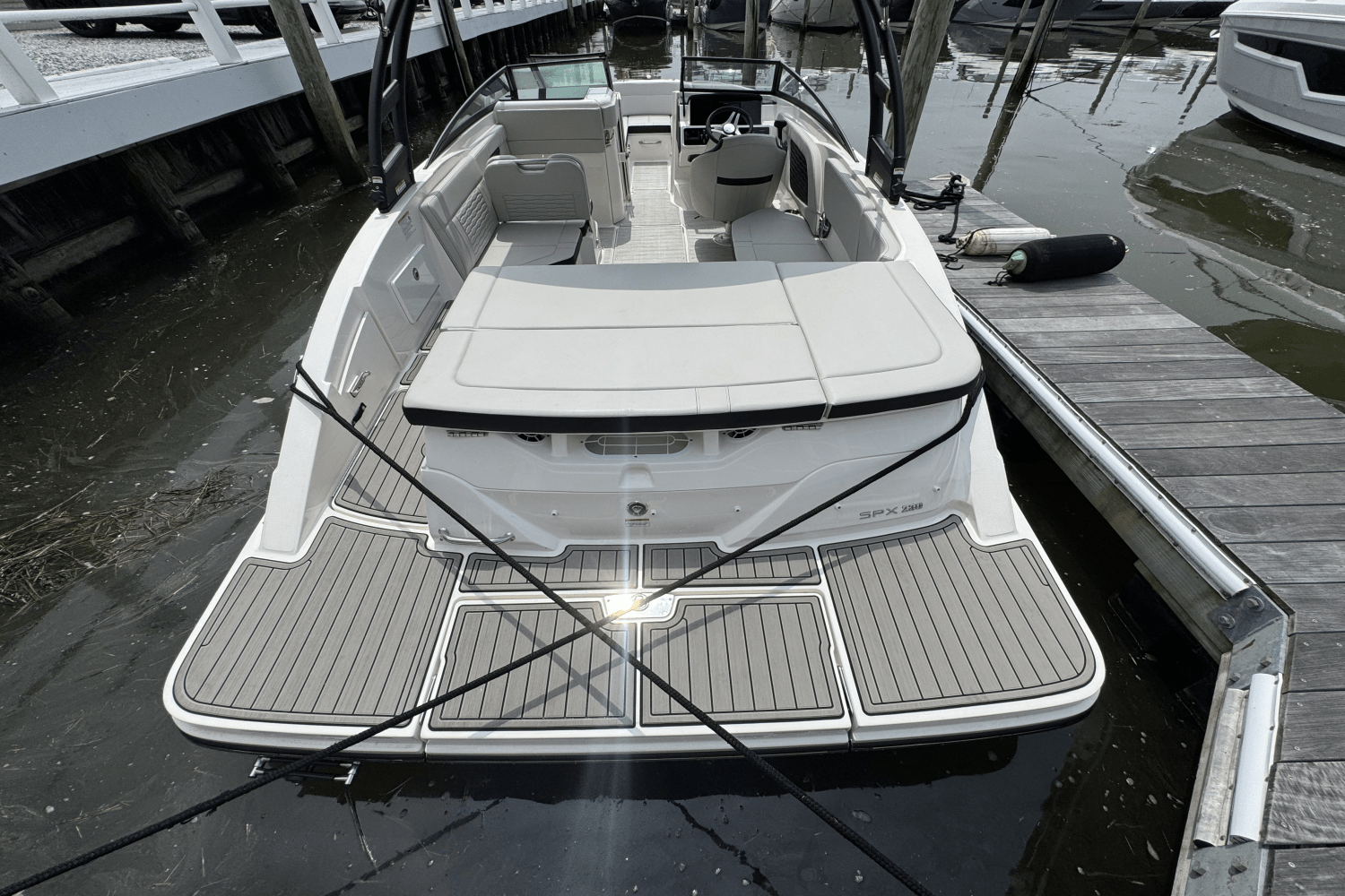 Slide: The Image of Sea Ray SPX 230 2025 - 13
