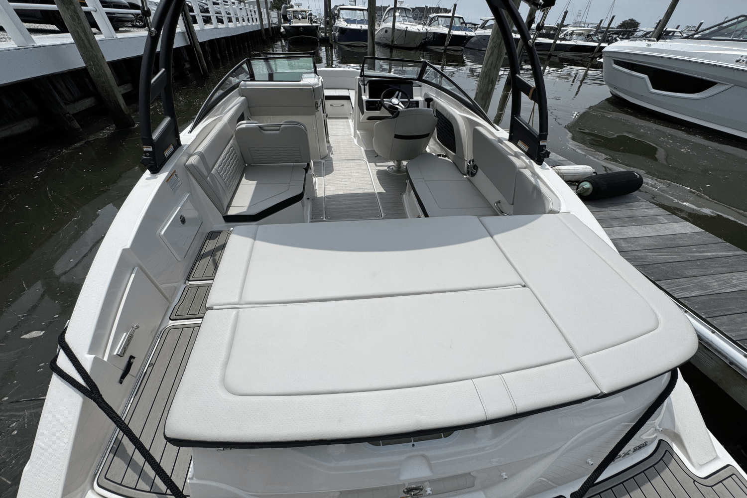 Slide: The Image of Sea Ray SPX 230 2025 - 15