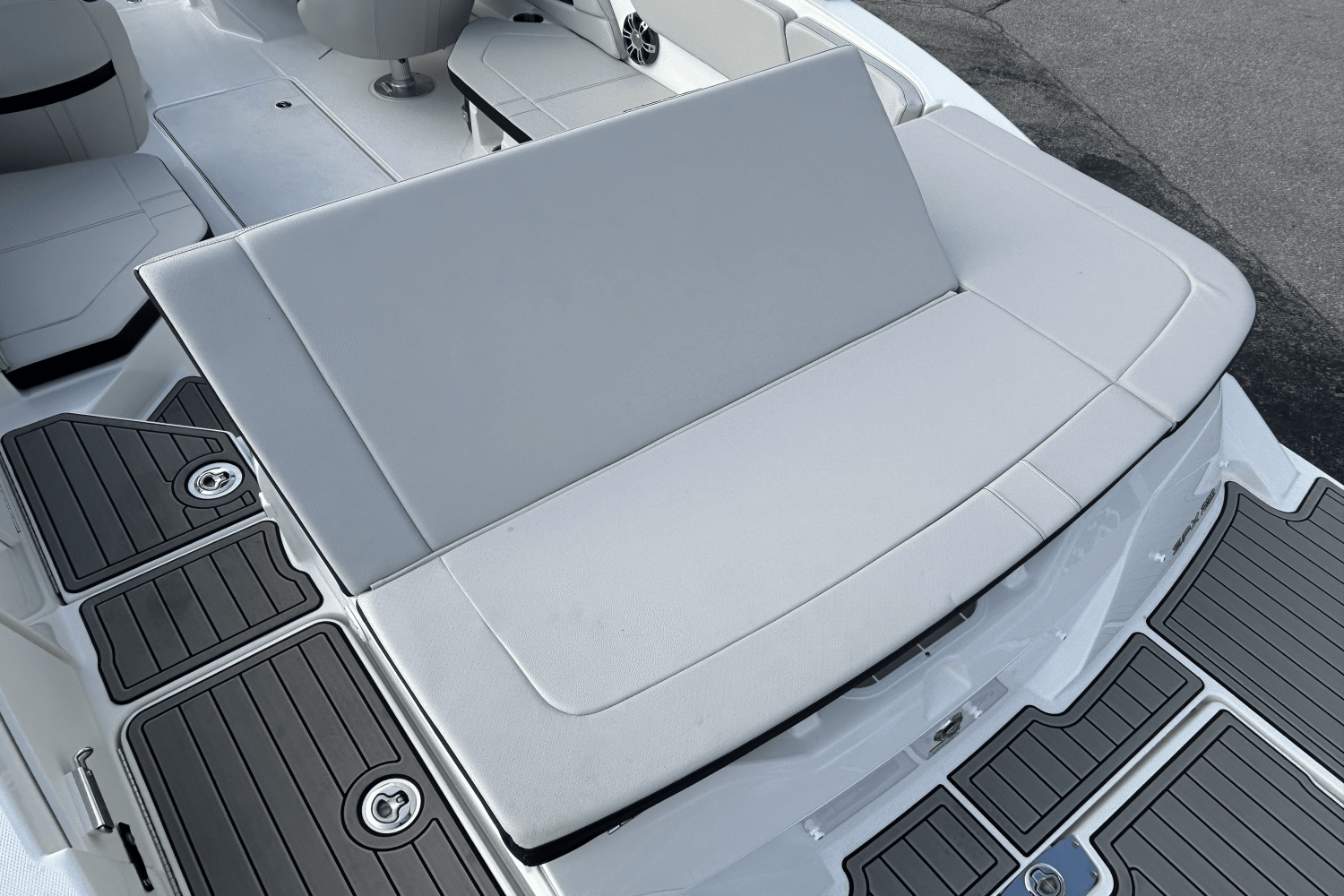 Slide: The Image of Sea Ray SPX 230 2025 - 15