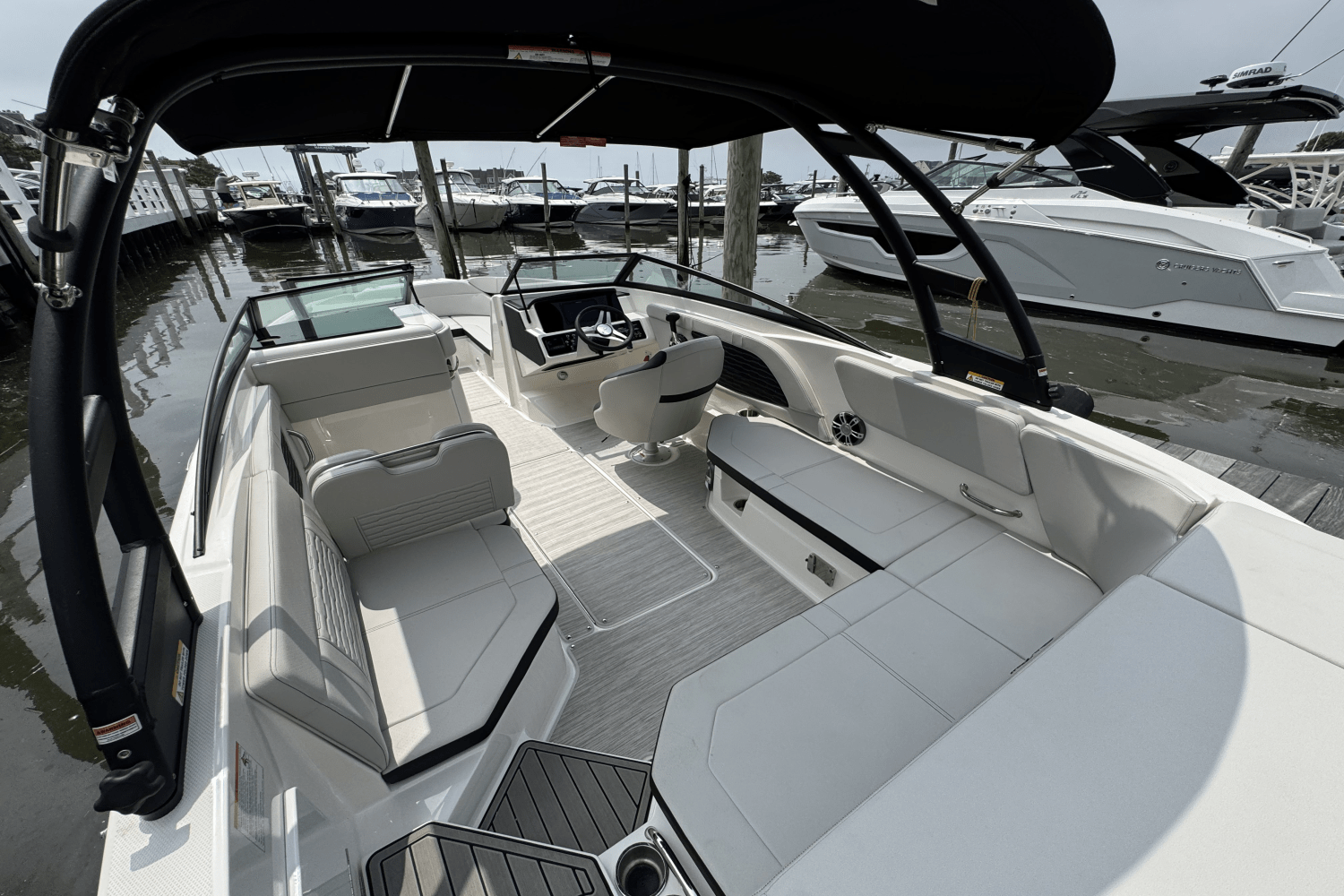 Slide: The Image of Sea Ray SPX 230 2025 - 16