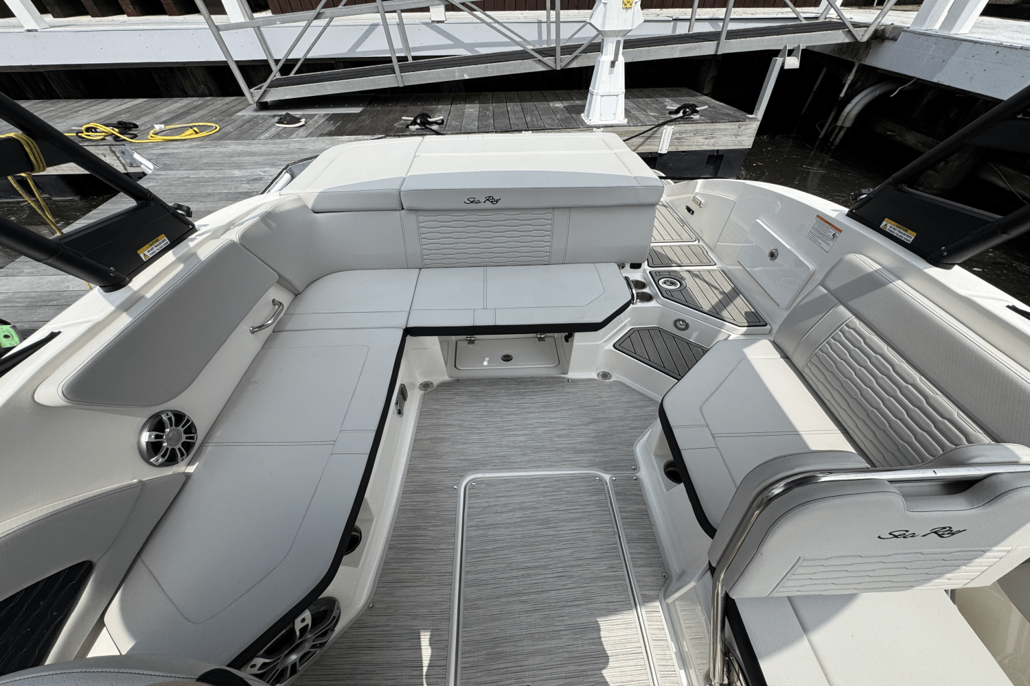 Slide: The Image of Sea Ray SPX 230 2025 - 17