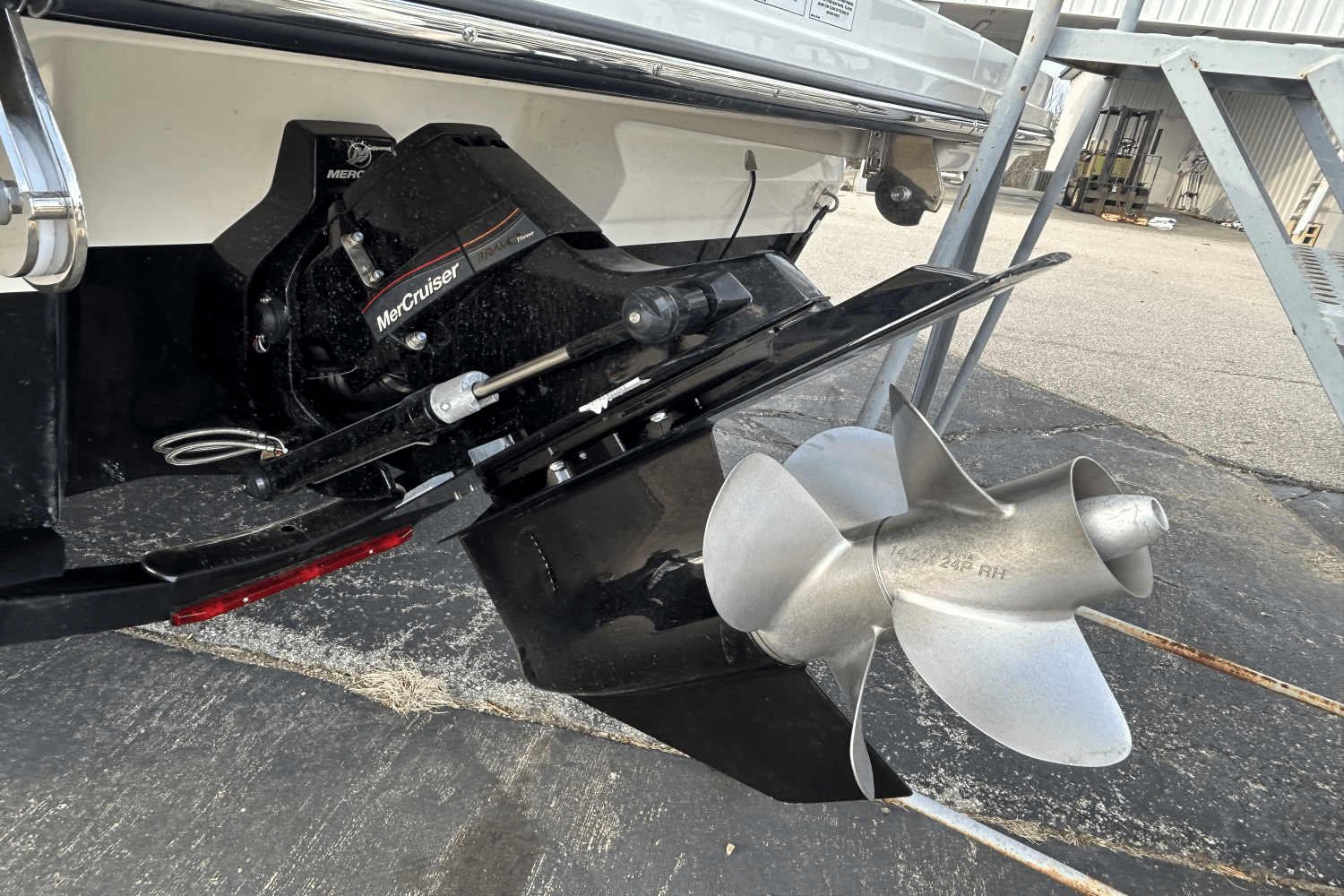 Slide: The Image of Sea Ray SPX 230 2025 - 17