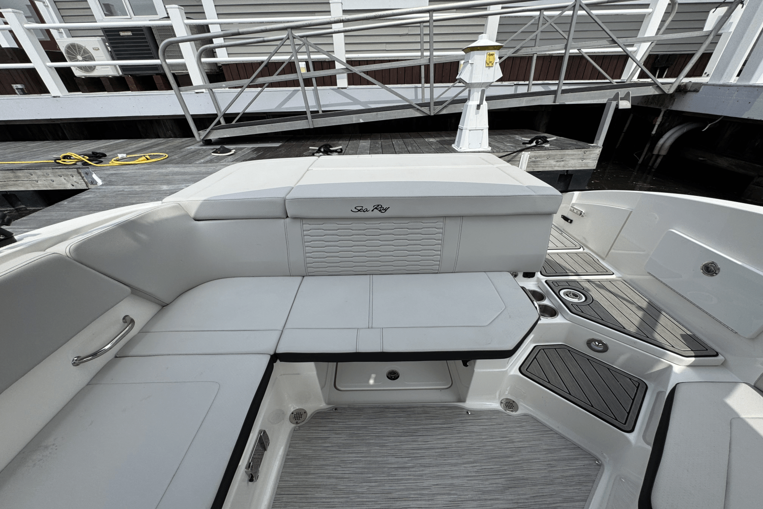 Slide: The Image of Sea Ray SPX 230 2025 - 19