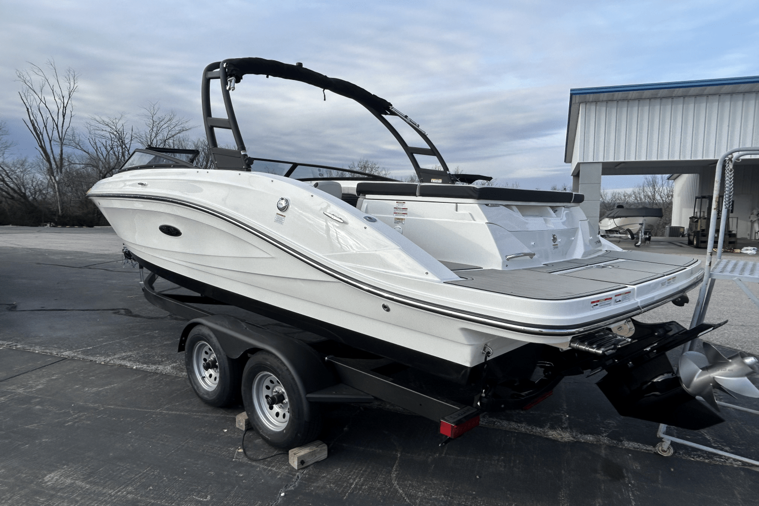 Slide: The Image of Sea Ray SPX 230 2025 - 2