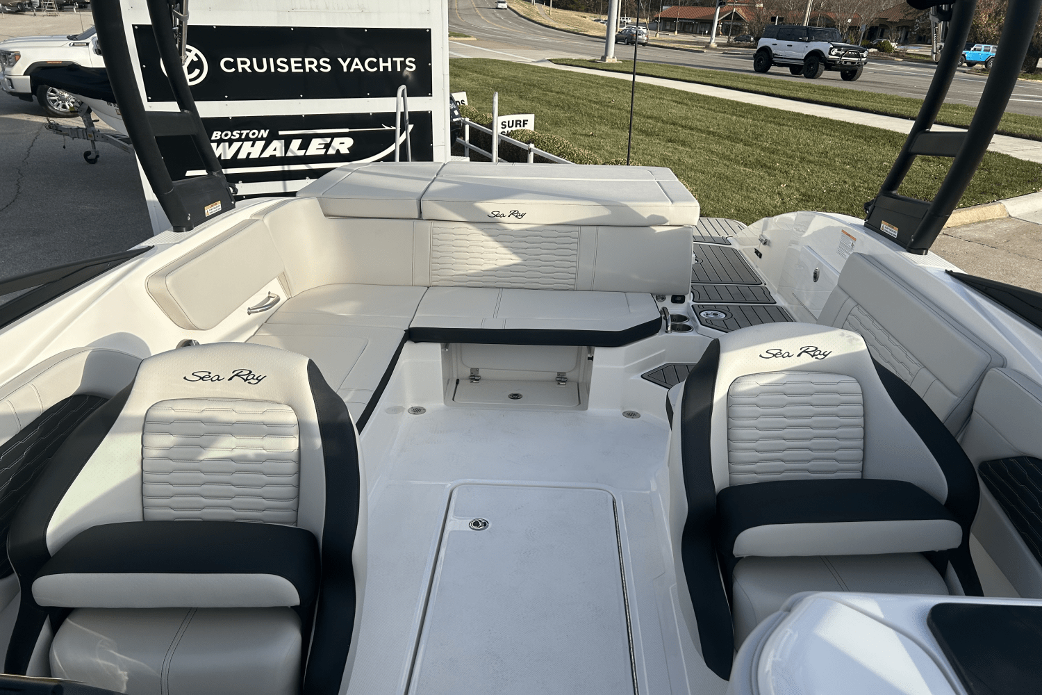 Slide: The Image of Sea Ray SPX 230 2025 - 3