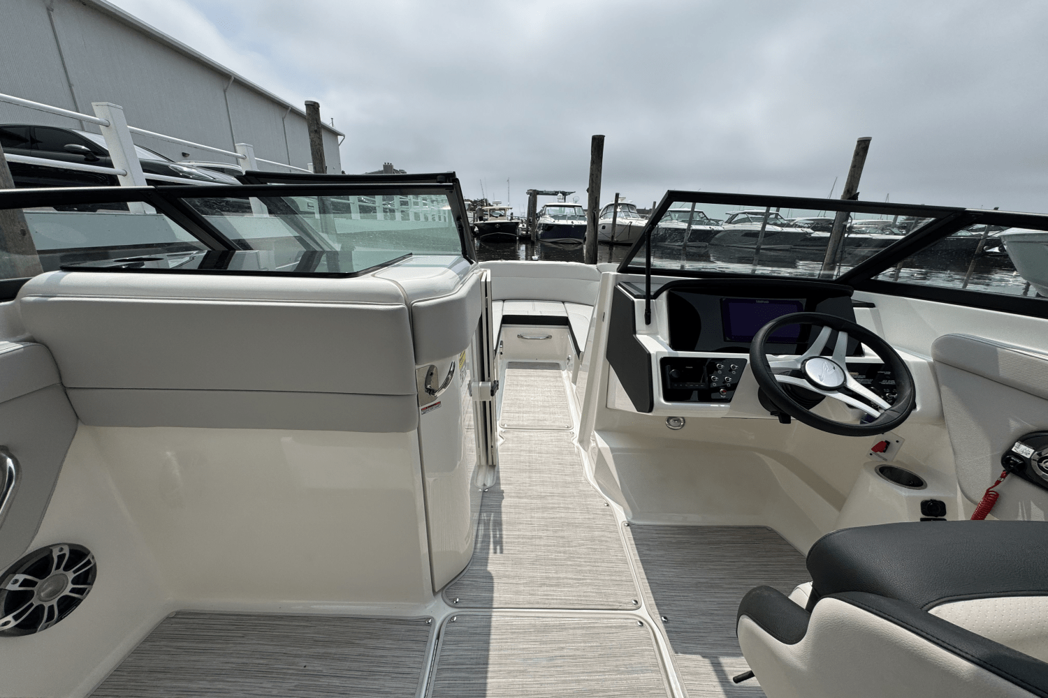 Slide: The Image of Sea Ray SPX 230 2025 - 33