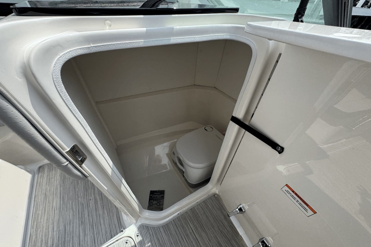 Slide: The Image of Sea Ray SPX 230 2025 - 35