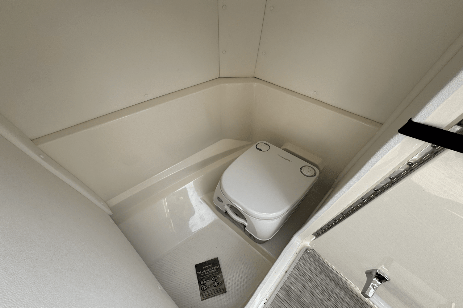 Slide: The Image of Sea Ray SPX 230 2025 - 36