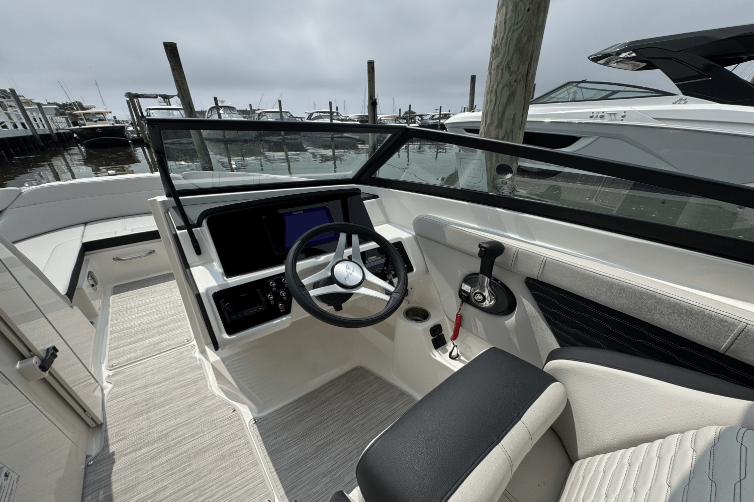 Slide: The Image of Sea Ray SPX 230 2025 - 38