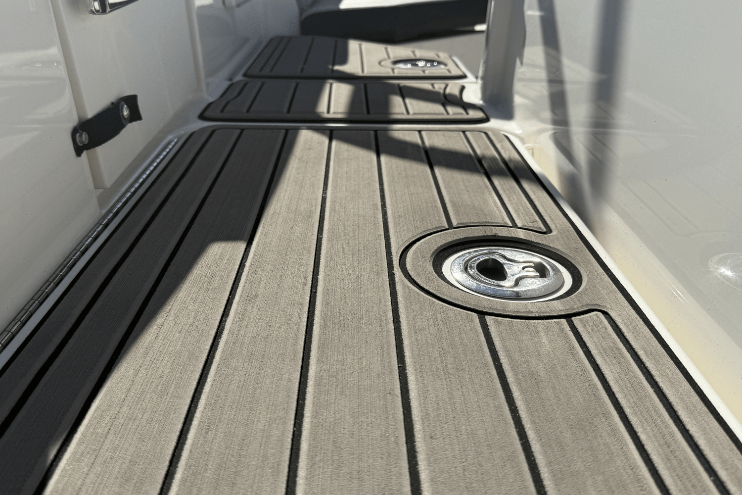 Slide: The Image of Sea Ray SPX 230 Outboard 2023 - 14