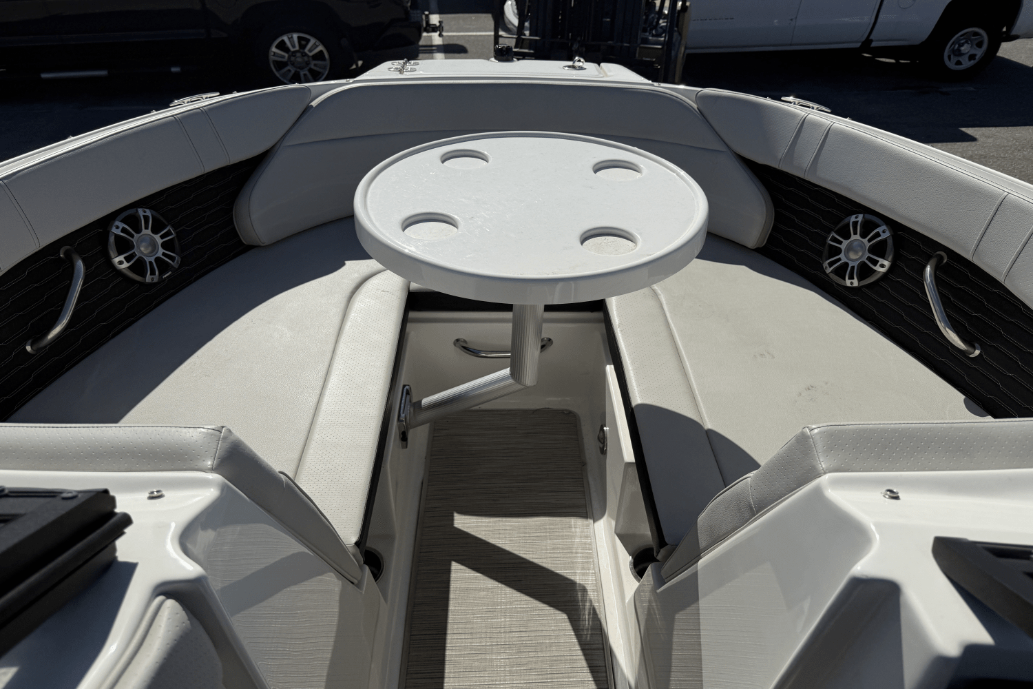 Slide: The Image of Sea Ray SPX 230 Outboard 2023 - 22