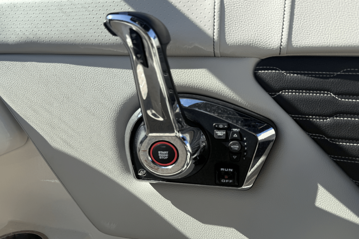 Slide: The Image of Sea Ray SPX 230 Outboard 2023 - 32