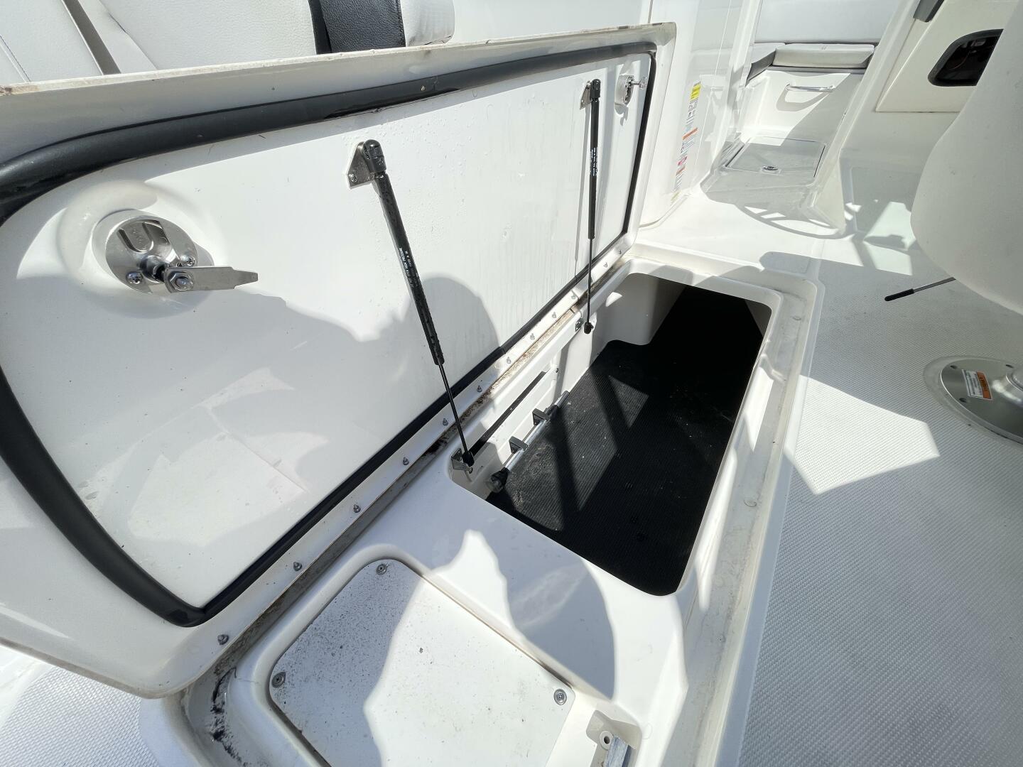 Slide: The Image of Sea Ray SPX 230 Outboard 2023 - 4468965