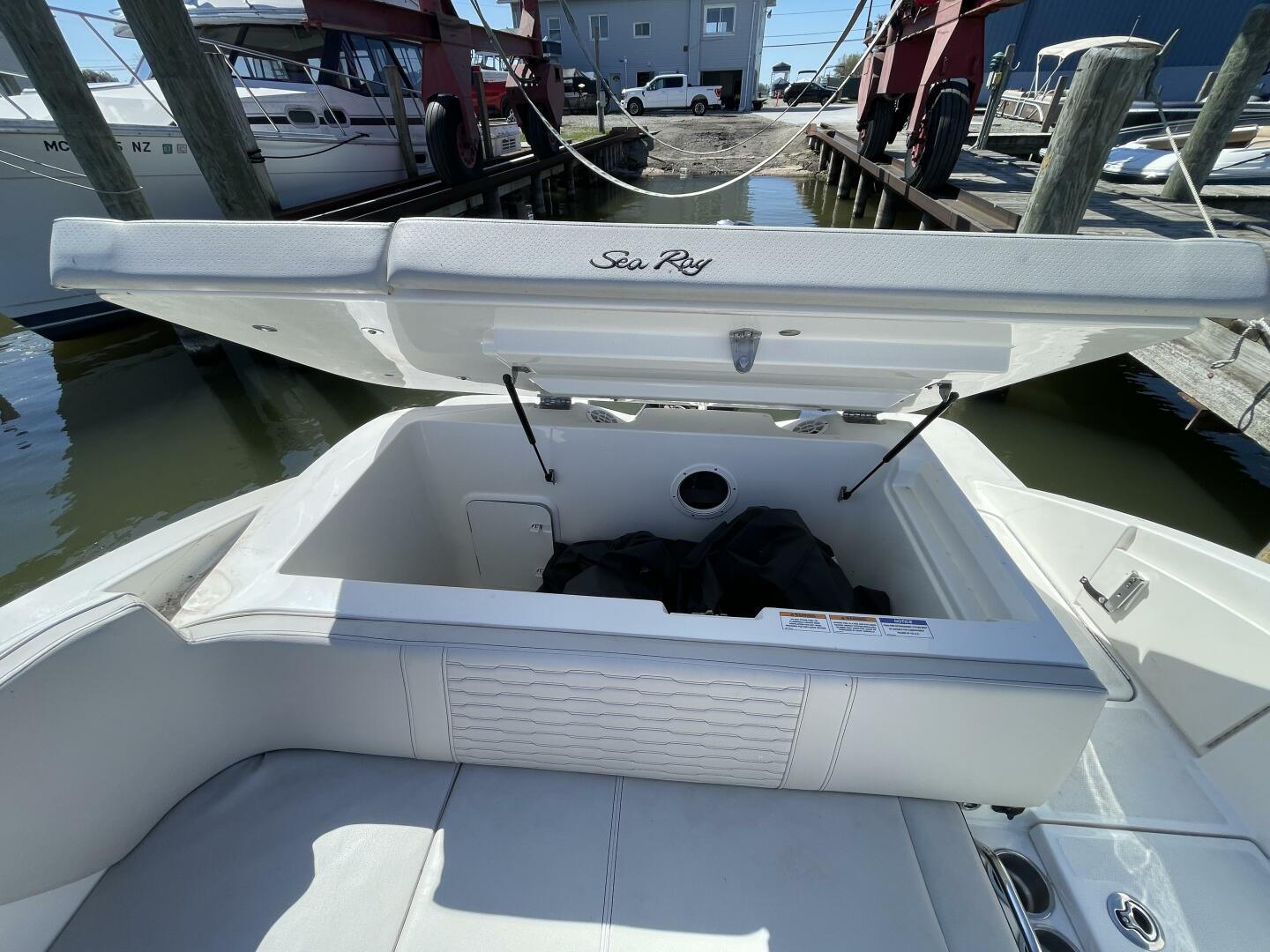Slide: The Image of Sea Ray SPX 230 Outboard 2023 - 4468981