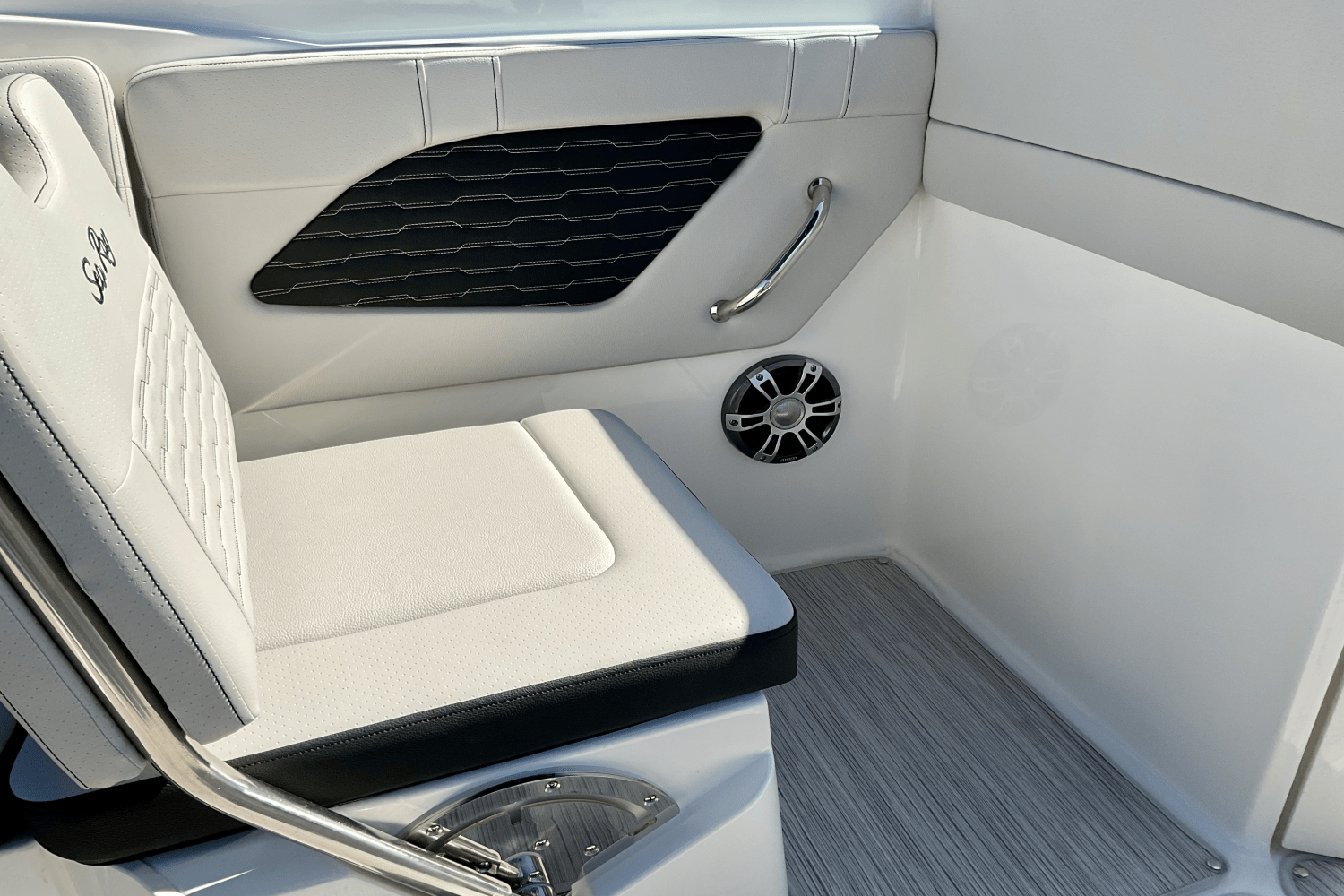 Slide: The Image of Sea Ray SPX 230 Outboard 2025 - 10