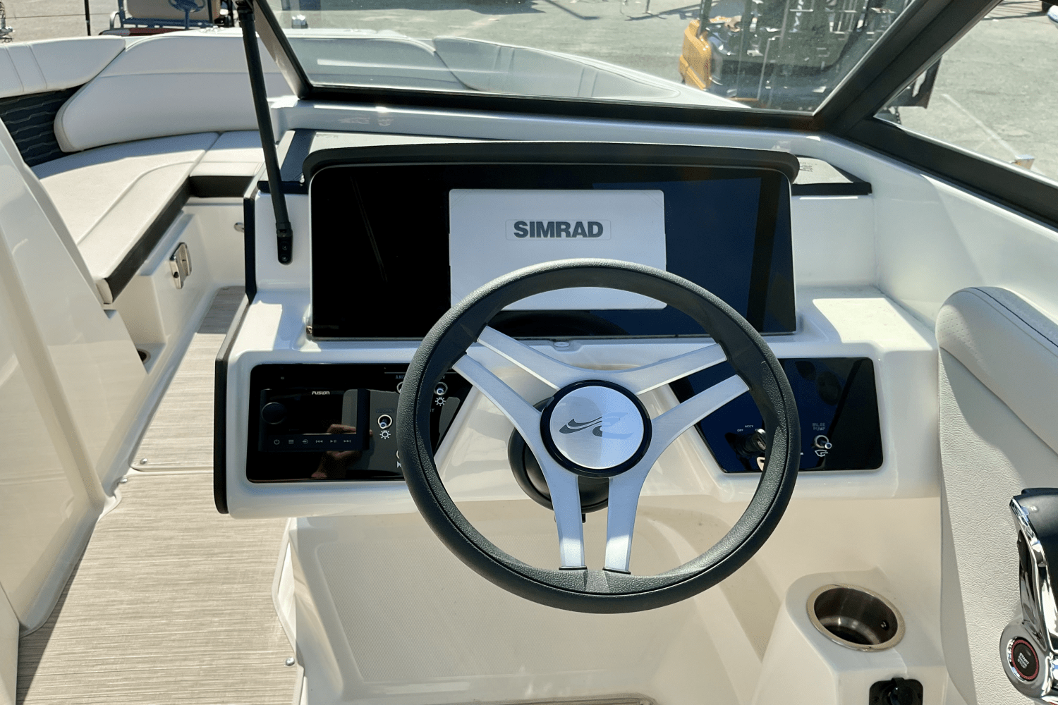 Slide: The Image of Sea Ray SPX 230 Outboard 2025 - 14