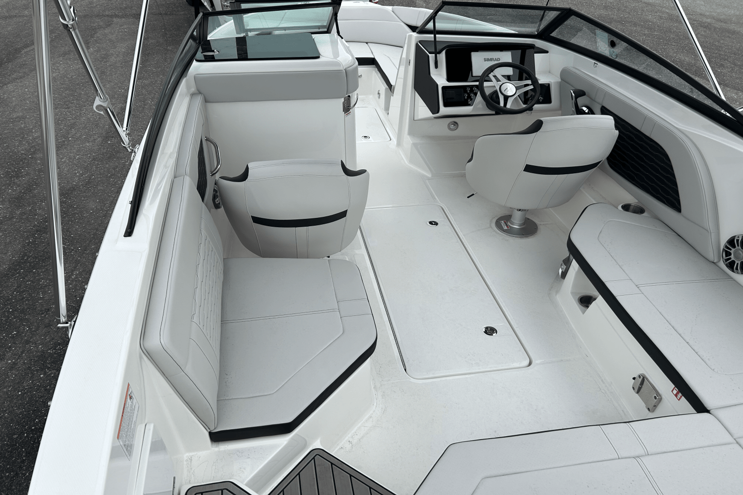 Slide: The Image of Sea Ray SPX 230 Outboard 2025 - 14