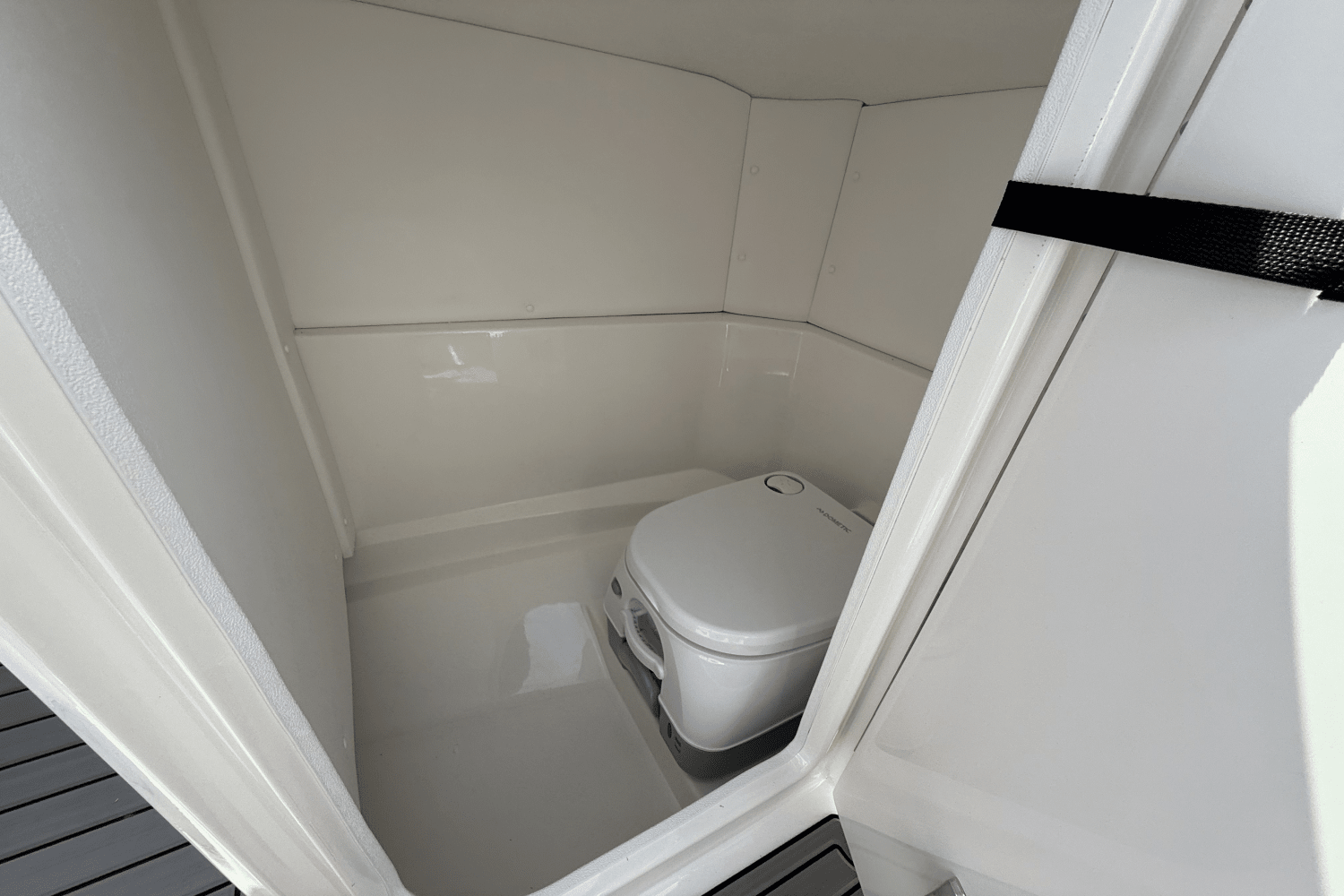 Slide: The Image of Sea Ray SPX 230 Outboard 2025 - 15