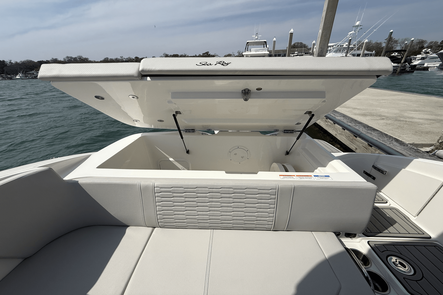 Slide: The Image of Sea Ray SPX 230 Outboard 2025 - 17