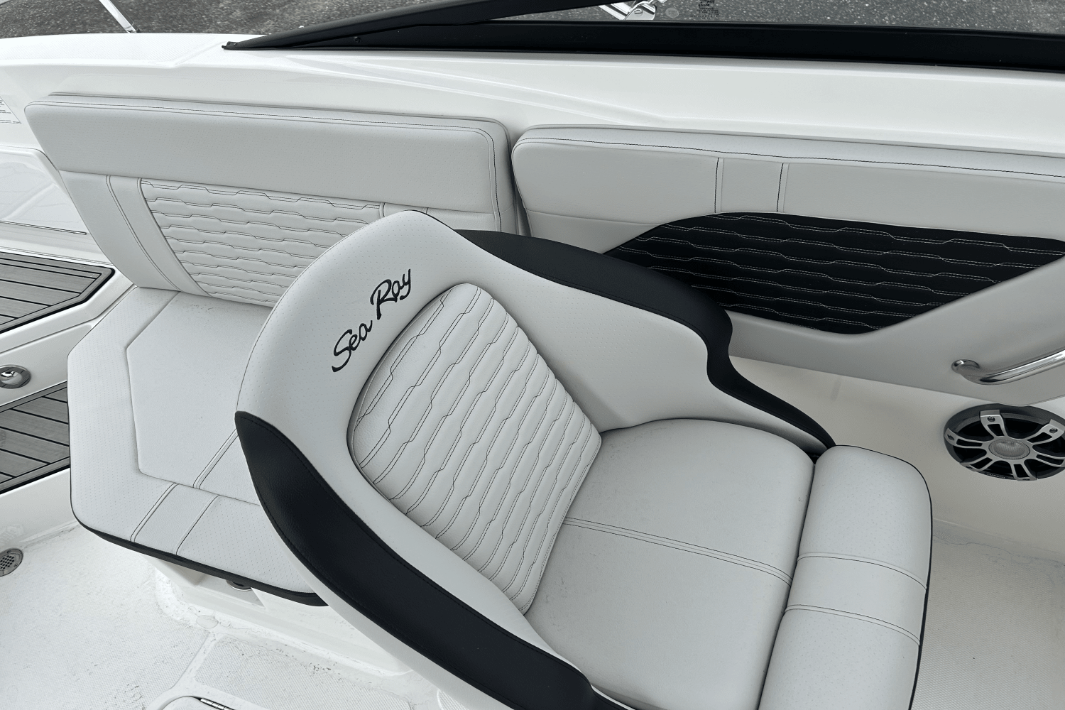 Slide: The Image of Sea Ray SPX 230 Outboard 2025 - 17