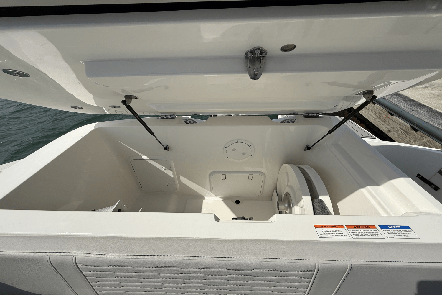 Slide: The Image of Sea Ray SPX 230 Outboard 2025 - 18