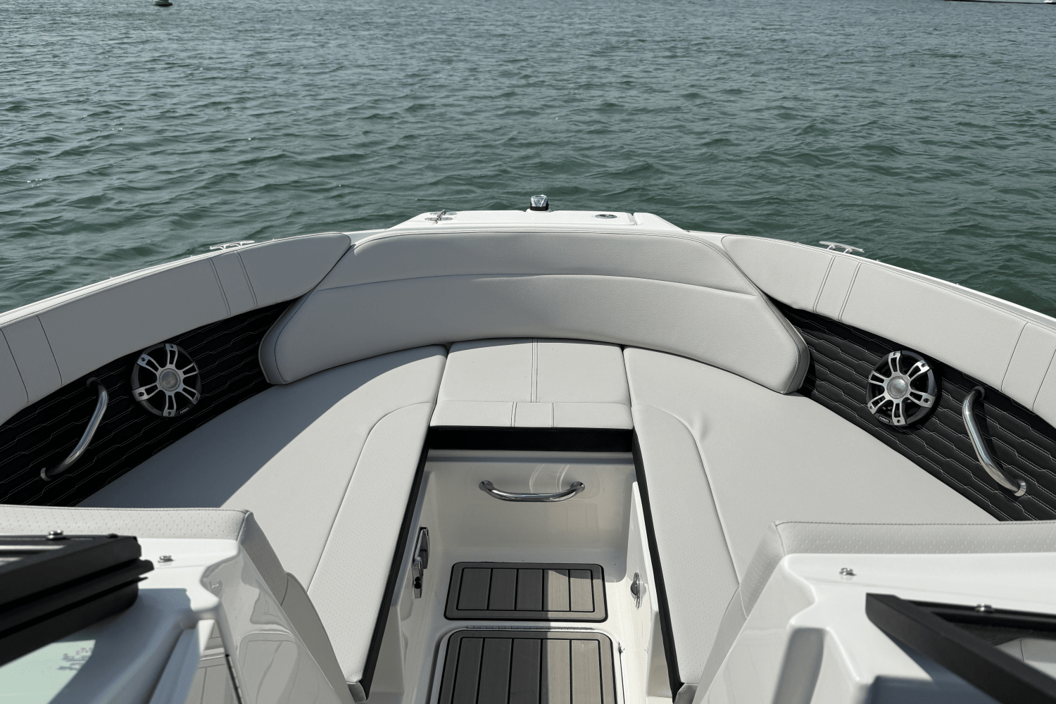 Slide: The Image of Sea Ray SPX 230 Outboard 2025 - 19