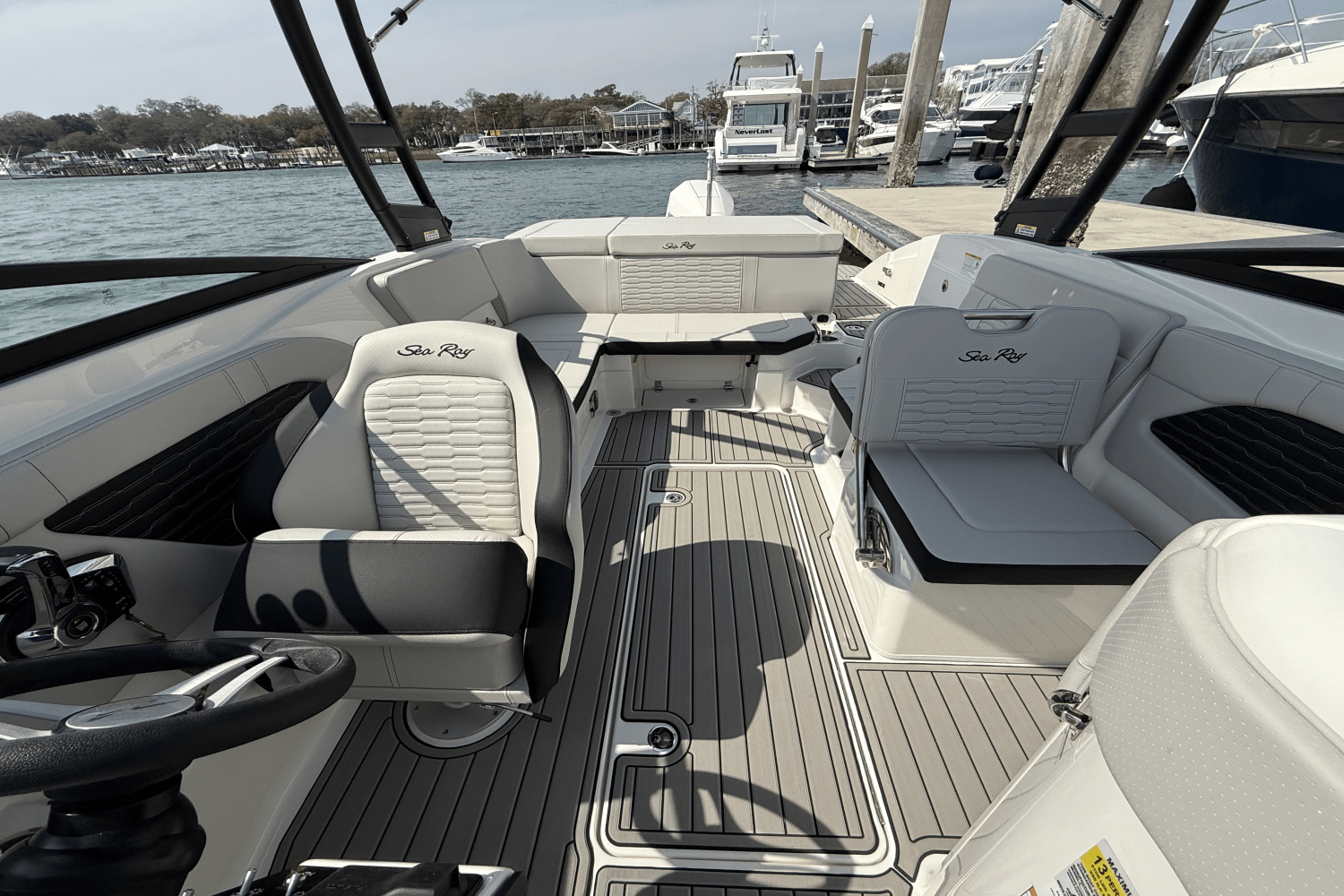 Slide: The Image of Sea Ray SPX 230 Outboard 2025 - 21
