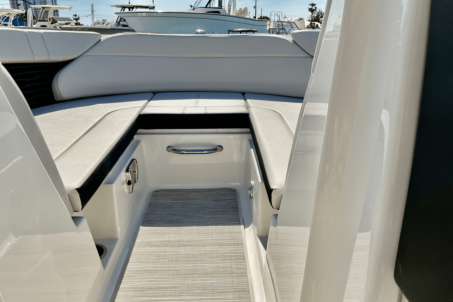Slide: The Image of Sea Ray SPX 230 Outboard 2025 - 22