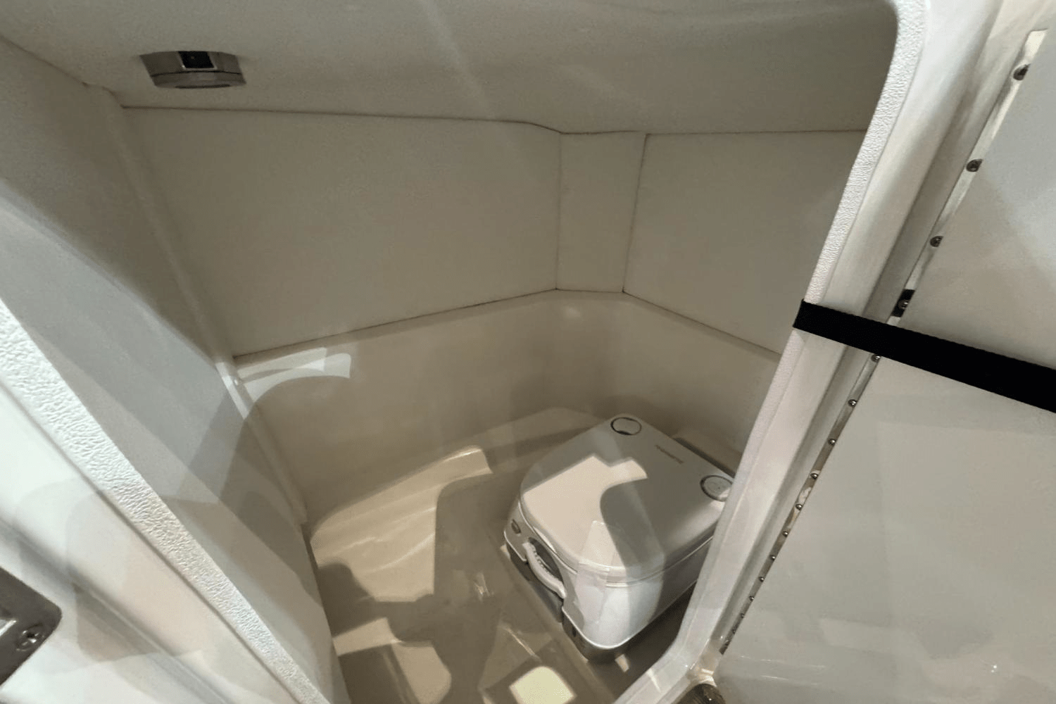 Slide: The Image of Sea Ray SPX 230 Outboard 2025 - 22