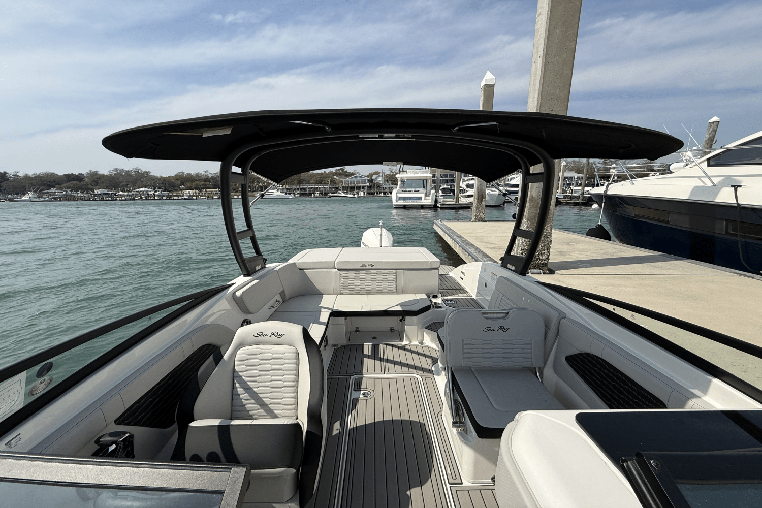 Slide: The Image of Sea Ray SPX 230 Outboard 2025 - 22