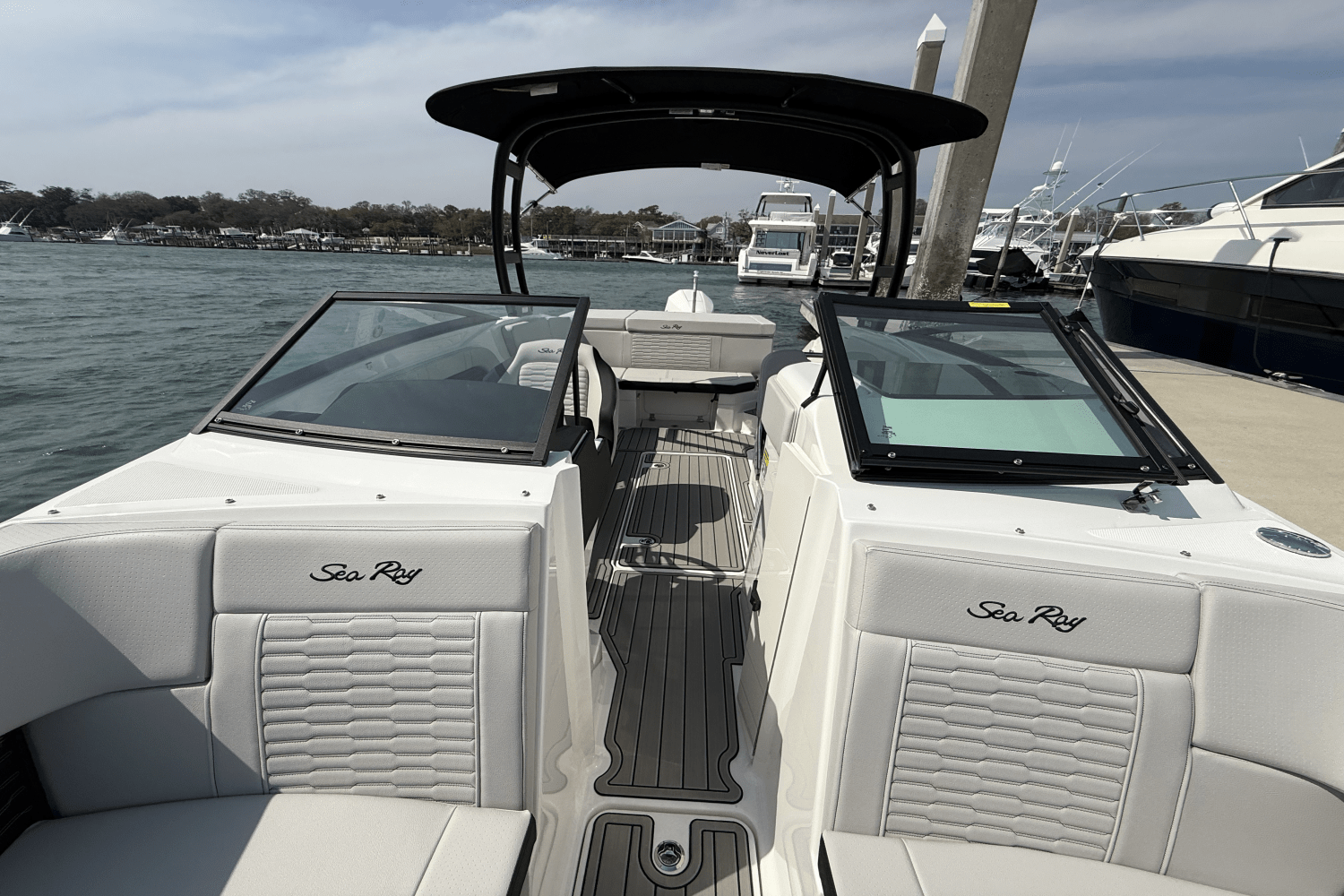 Slide: The Image of Sea Ray SPX 230 Outboard 2025 - 23