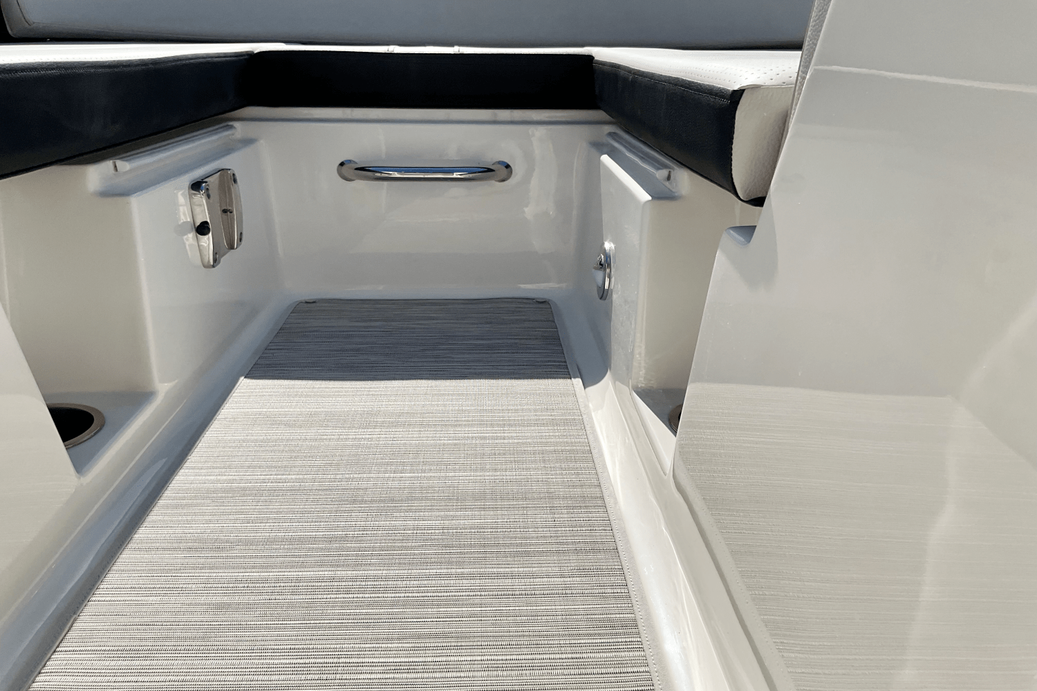 Slide: The Image of Sea Ray SPX 230 Outboard 2025 - 28