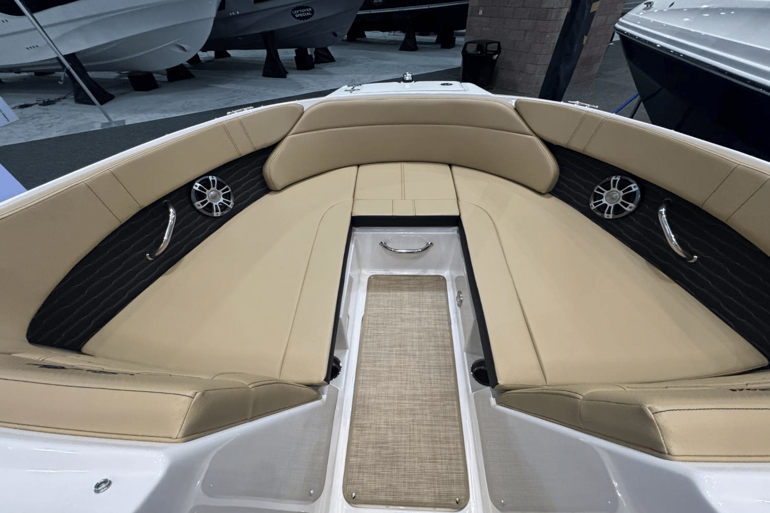 Slide: The Image of Sea Ray SPX 230 Outboard 2025 - 28