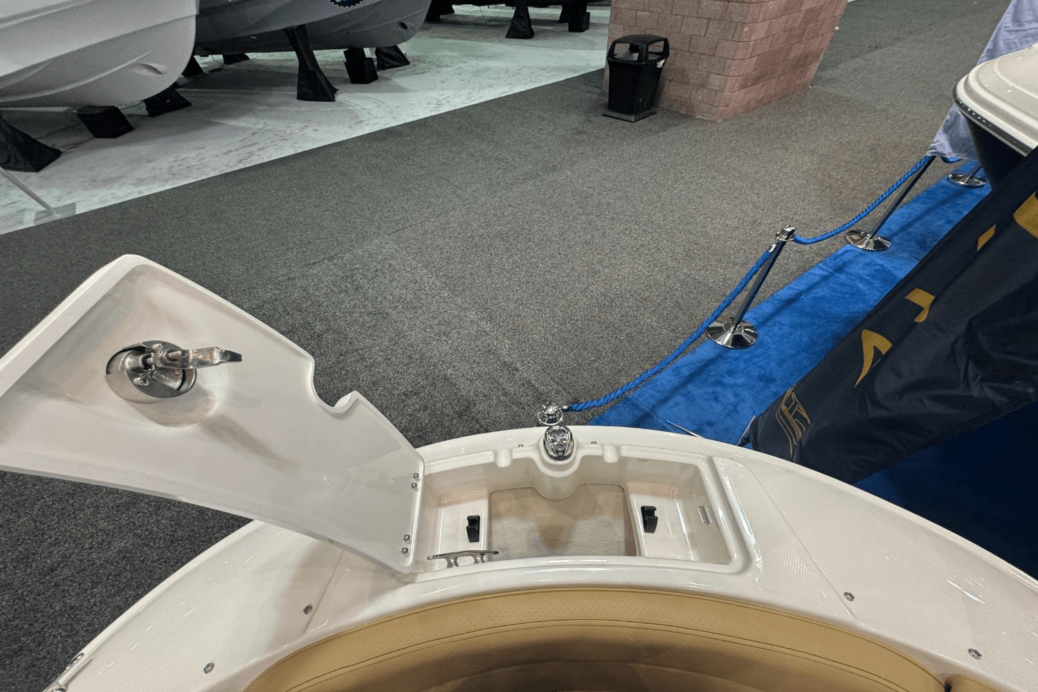 Slide: The Image of Sea Ray SPX 230 Outboard 2025 - 30