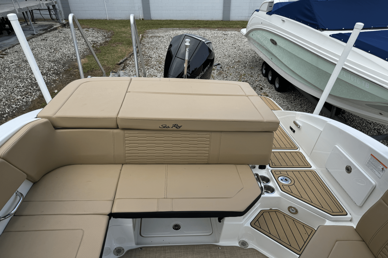 Slide: The Image of Sea Ray SPX 230 Outboard 2025 - 5