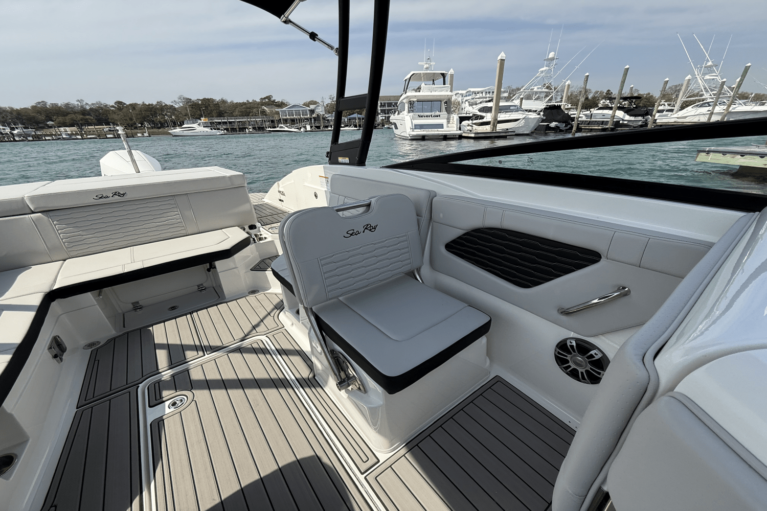 Slide: The Image of Sea Ray SPX 230 Outboard 2025 - 8