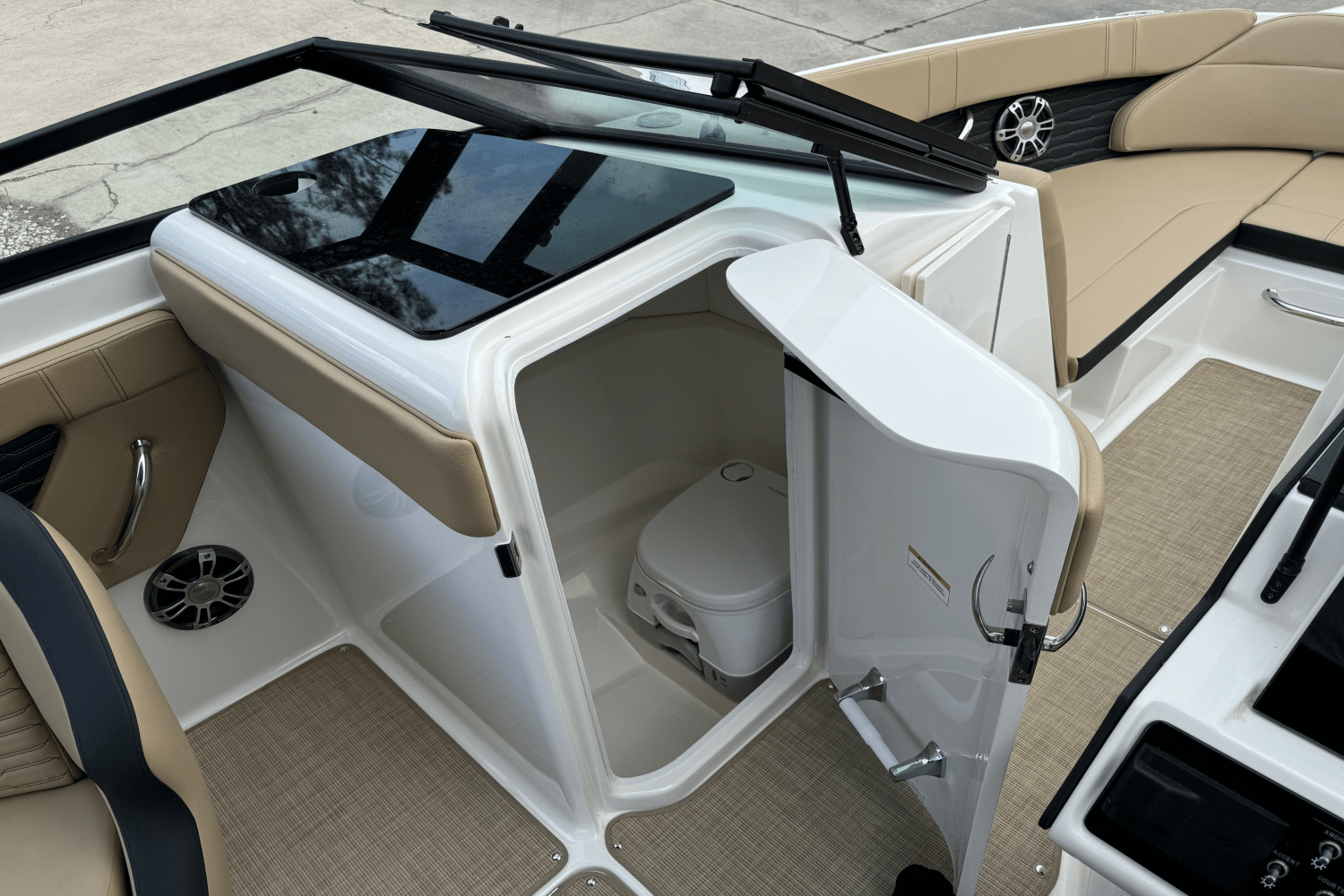 Slide: The Image of Sea Ray SPX 230 Outboard 2025 - 8