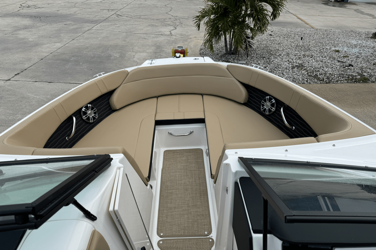 Slide: The Image of Sea Ray SPX 230 Outboard 2025 - 9