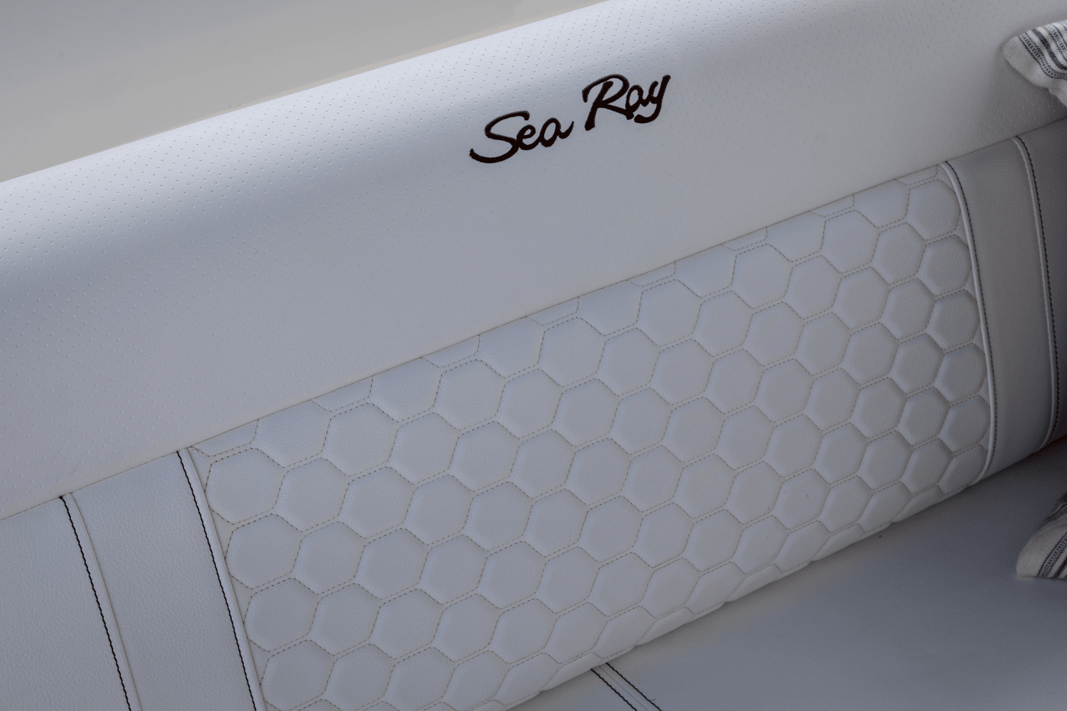 Slide: The Image of Sea Ray Sundancer 320 2024 - 16