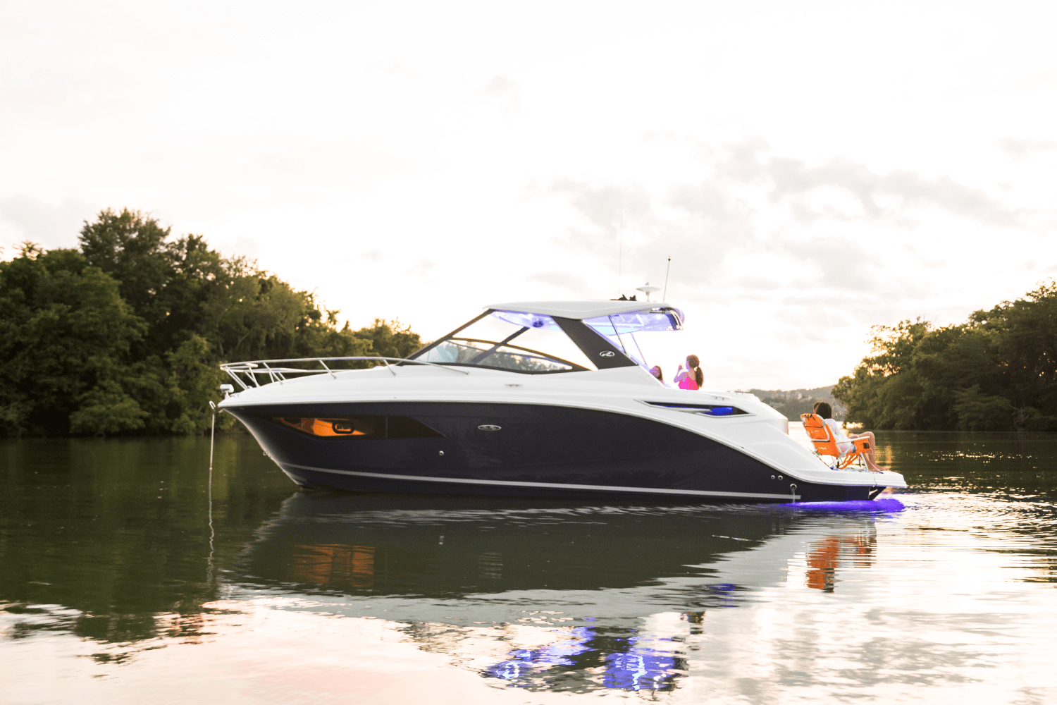 Slide: The Image of Sea Ray Sundancer 320 2024 - 2