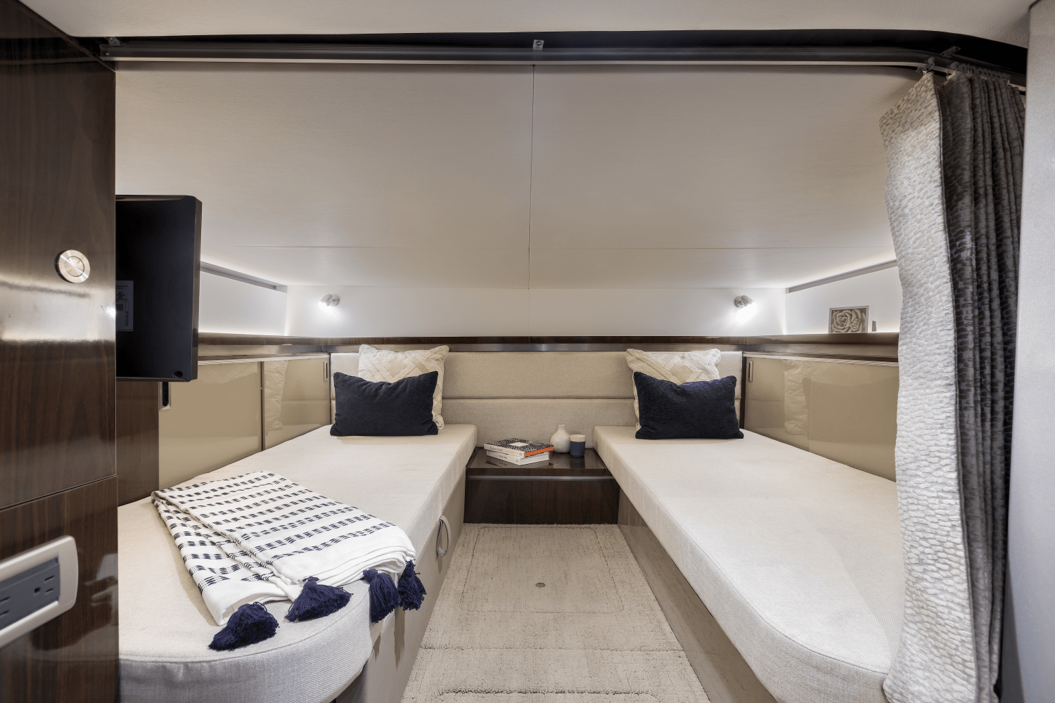 Slide: The Image of Sea Ray Sundancer 320 2024 - 28