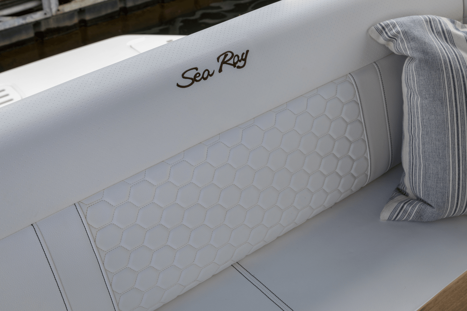 Slide: The Image of Sea Ray Sundancer 320 2024 - 29